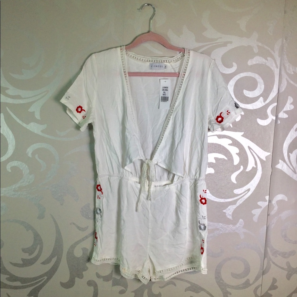 1 Dana Cutout romper - Picture 5 of 5
